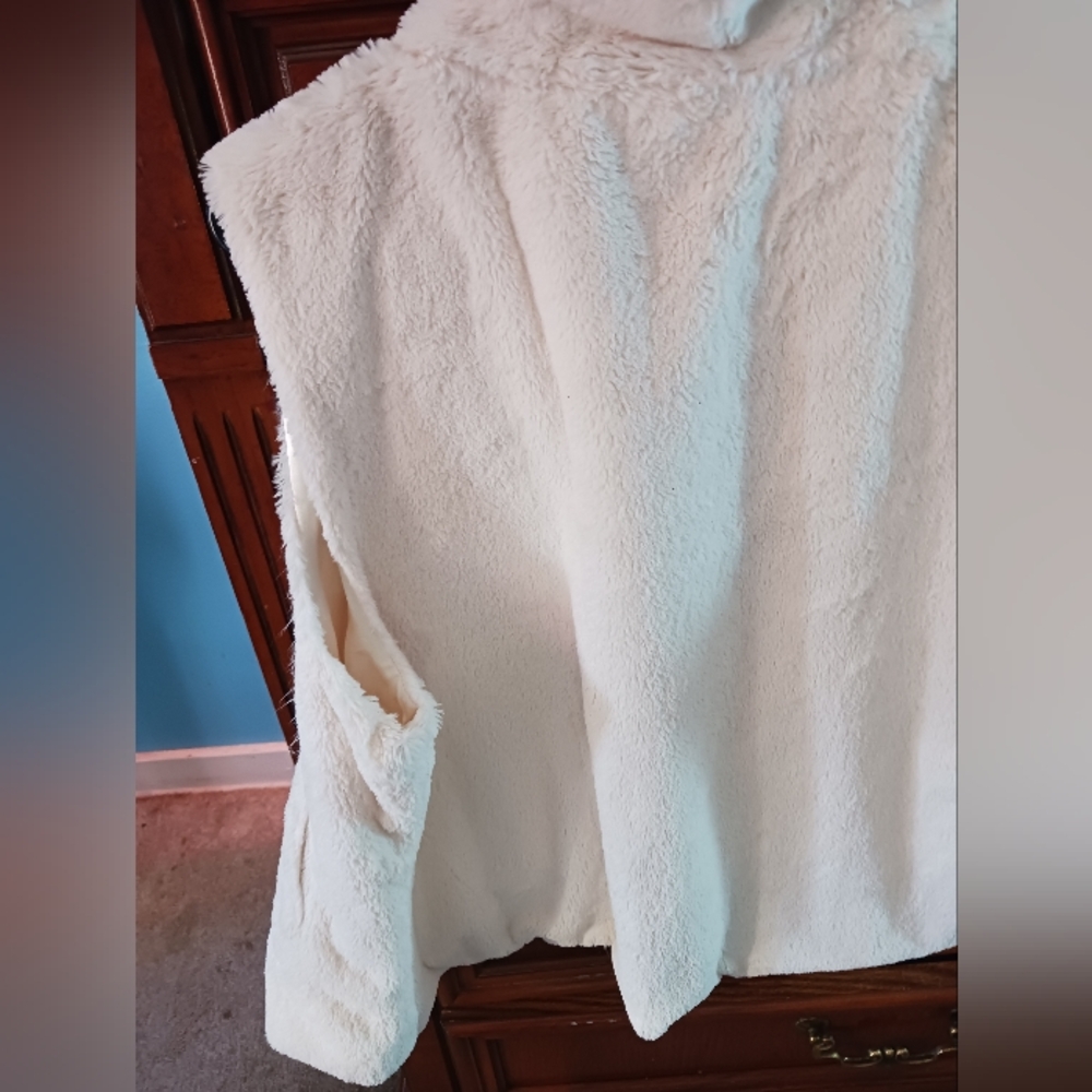 Apt 9 white vest